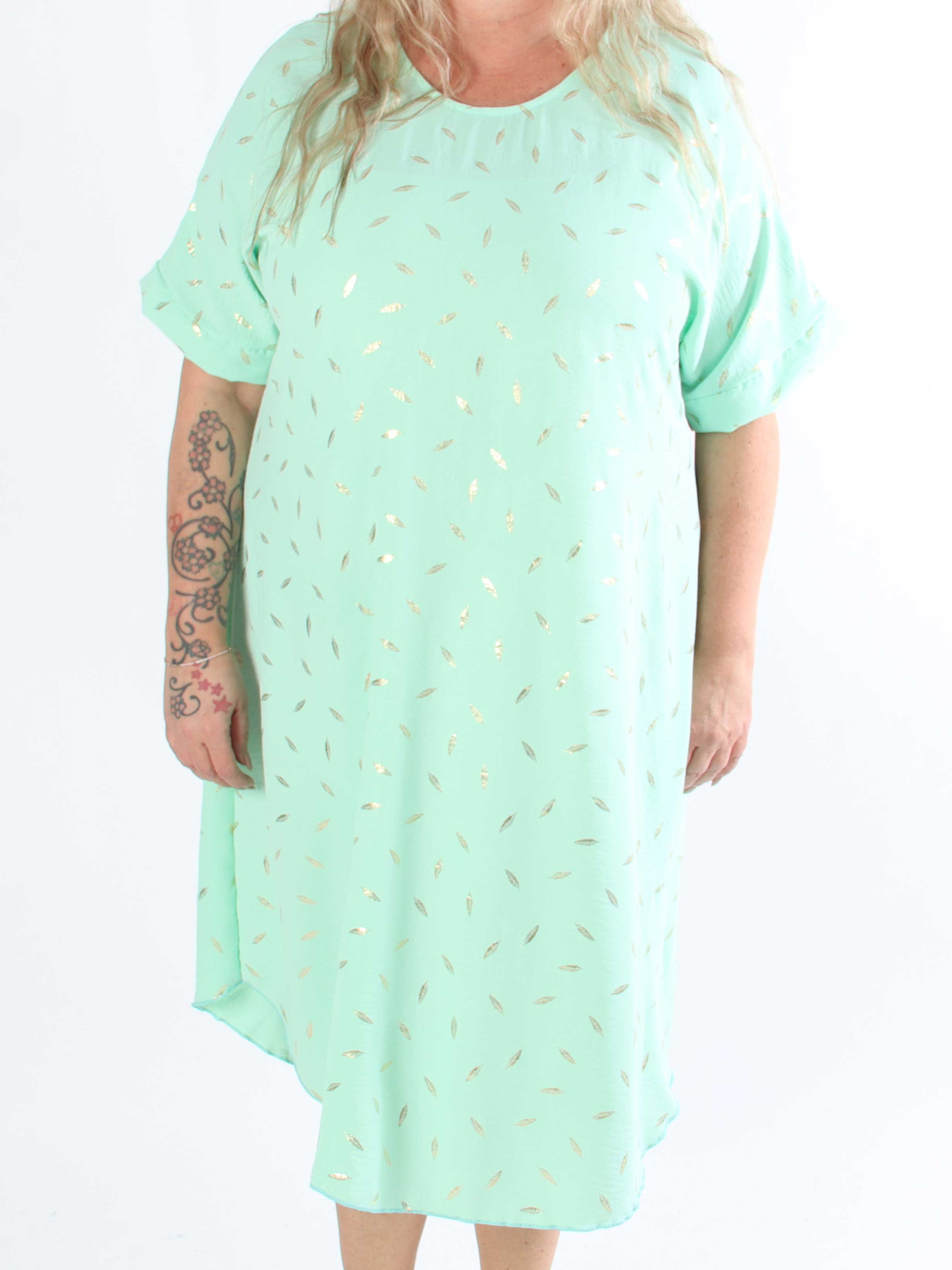Valentina - Sød plus size kjole detaljeret med fine guld blade
